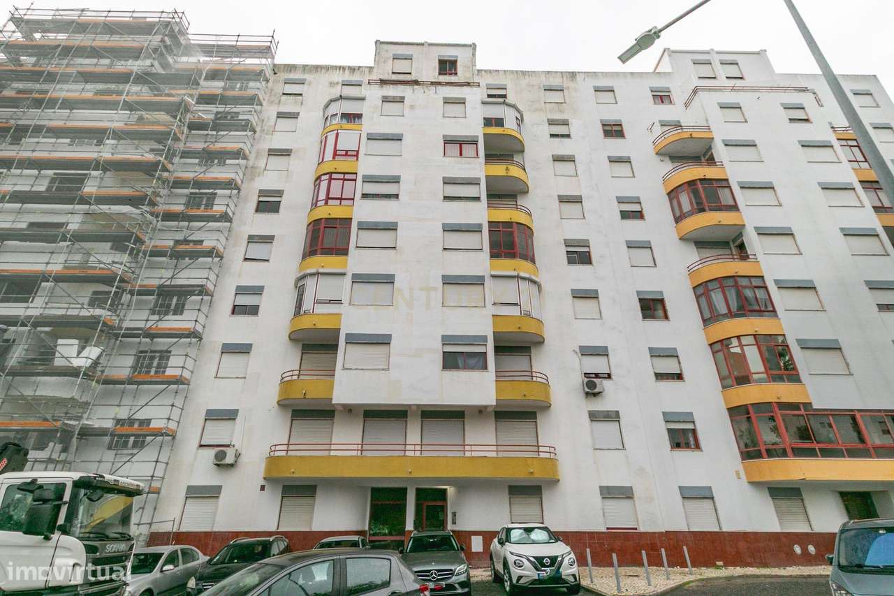 Espaçoso apartamento T4 transformado em T3-35