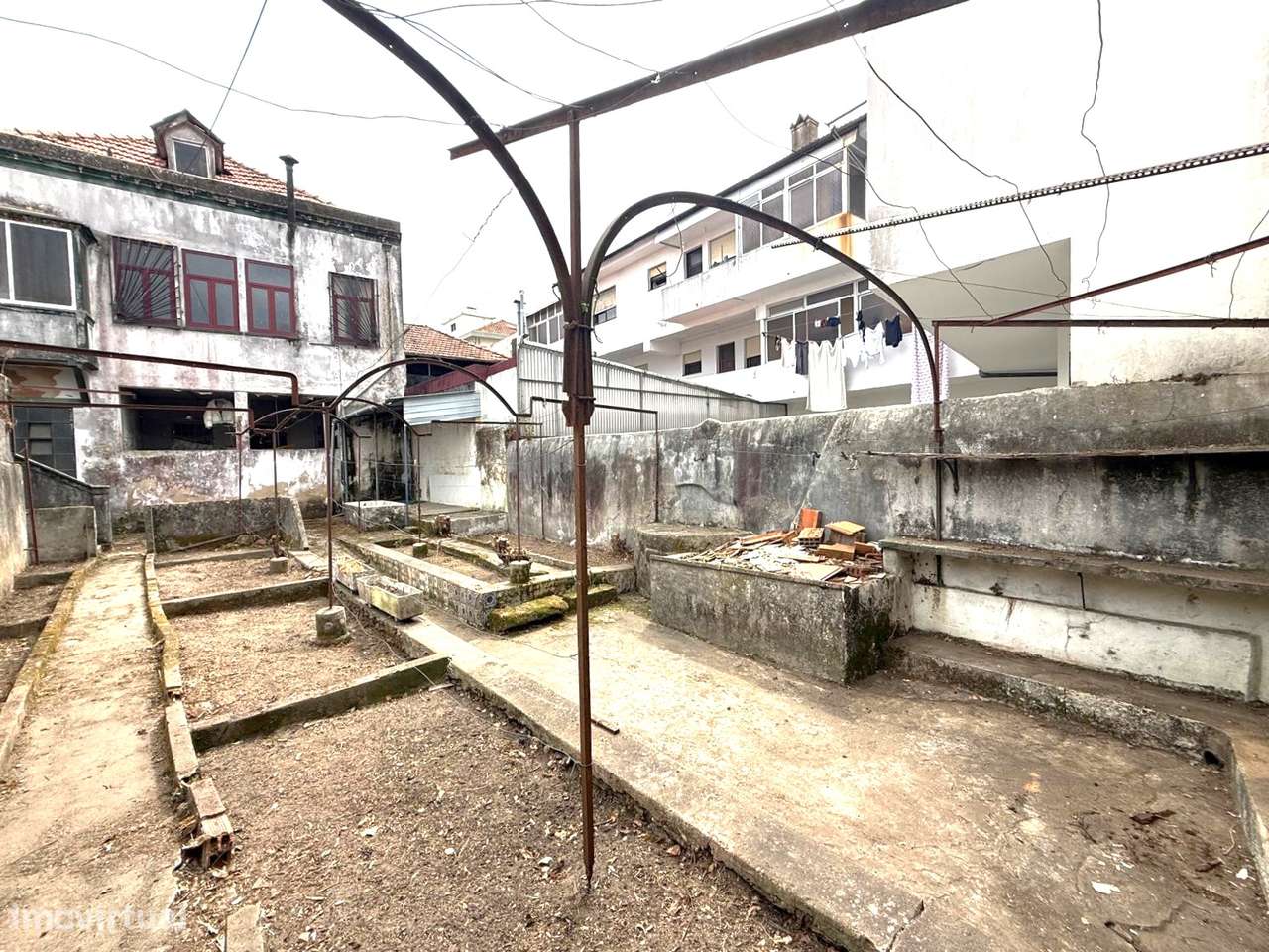 Moradia de Traça Apalaçada com Lojas  no Centro Histórico de Ovar-44