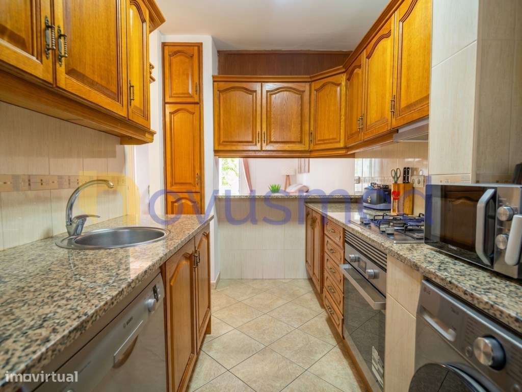 Apartamento T2 totalmente remodelado em zona central nas Ferreiras-5