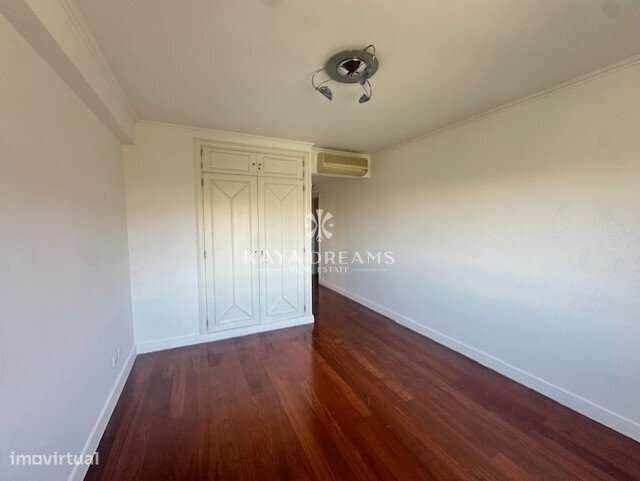 T6 para venda na Quinta Nova em Odivelas com 4 lugares de Parqueame...-24