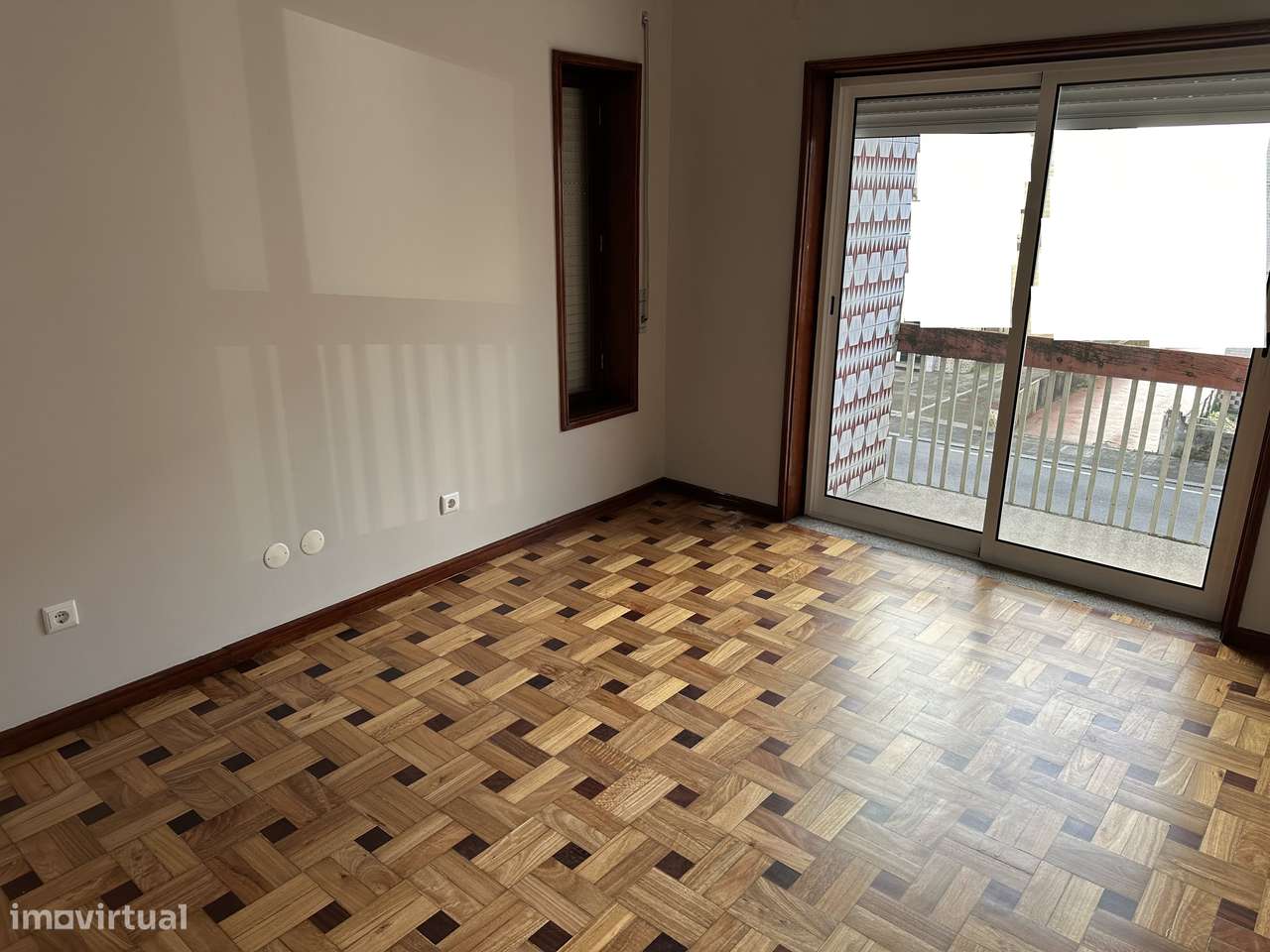 Apartamento T2+1 renovado, com garagem, em boa localização-10
