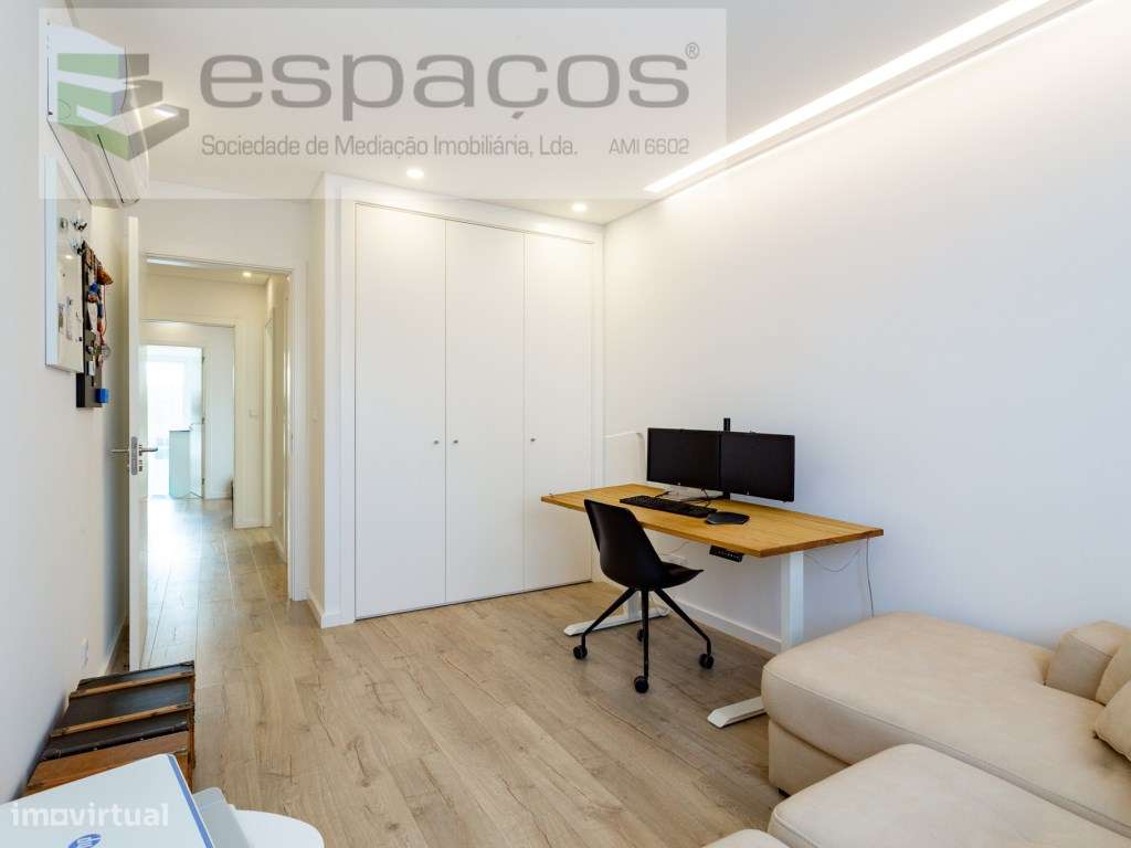 T3 com Terraço amplo e orientação solar a sul e vista desafogada.-23