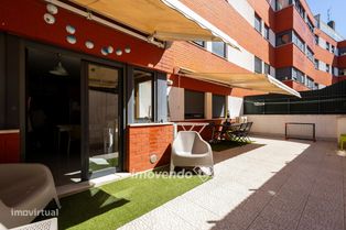 Apartamento T4 com garagem, terraço e cozinha equipada, em Odivelas