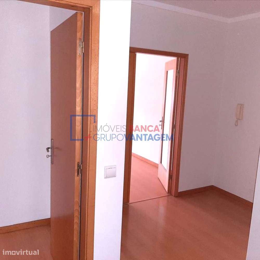 Apartamento T2 inserido no RC de edifício com elvador e garagem em ... - Grande imagem: 4/16