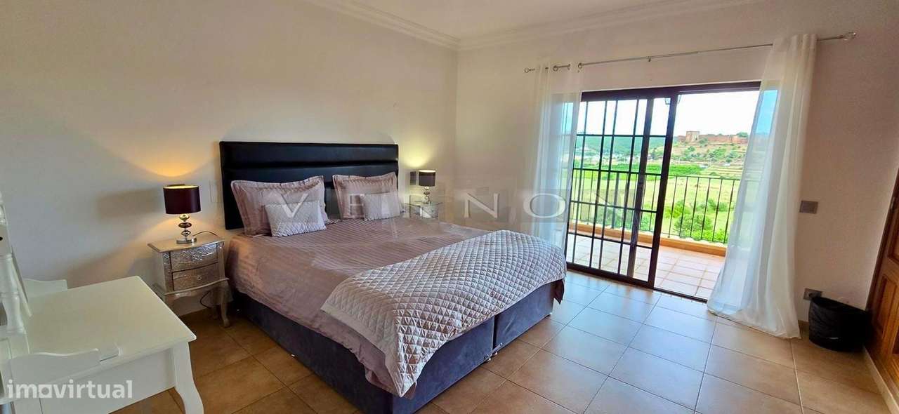 Moradia em Banda Duplex T2+2 com Piscina Privada e Garagem Dupla | Si-20