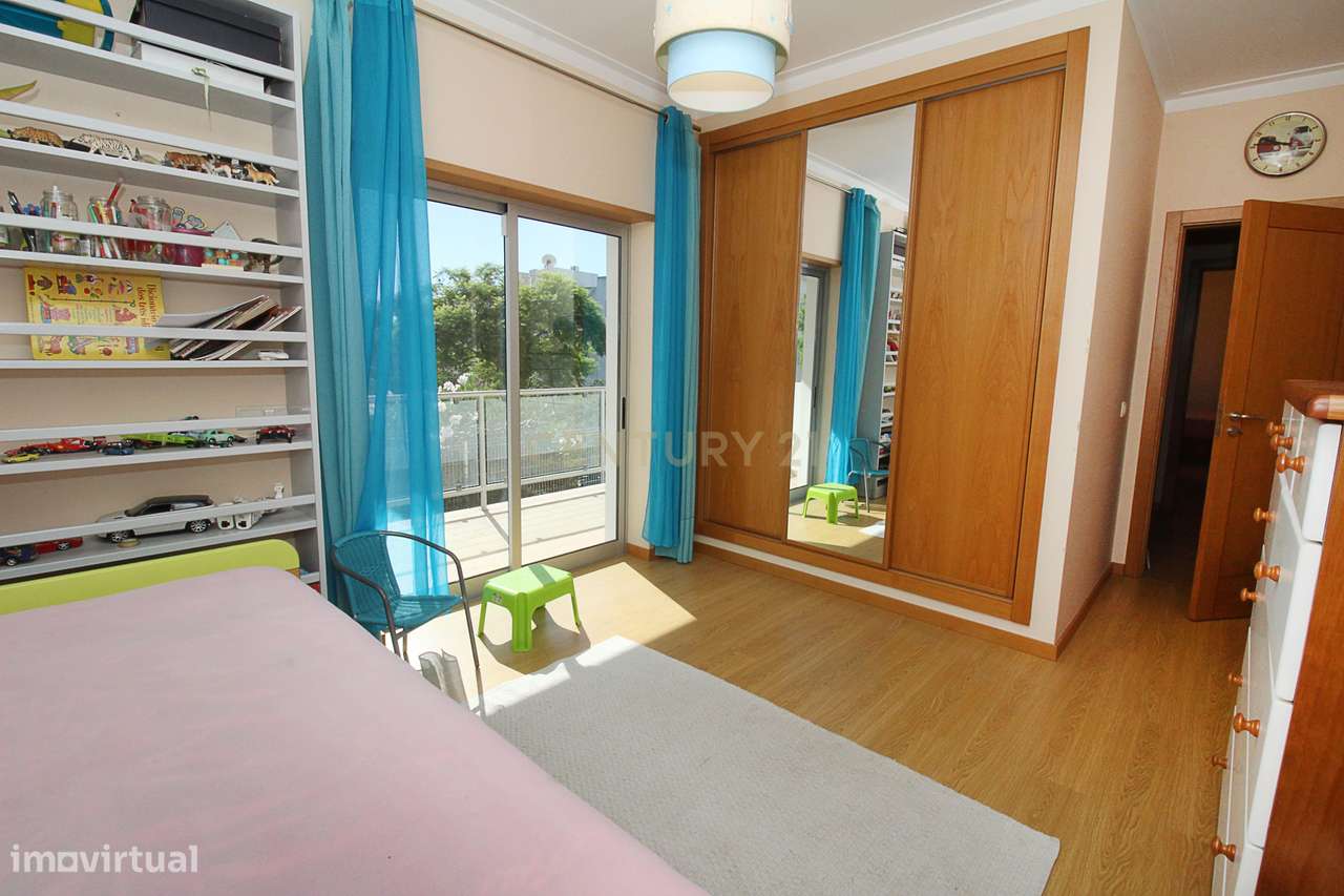 Excelente T4 com 149 m², garagem box e jardim privado - Grande imagem: 5/16