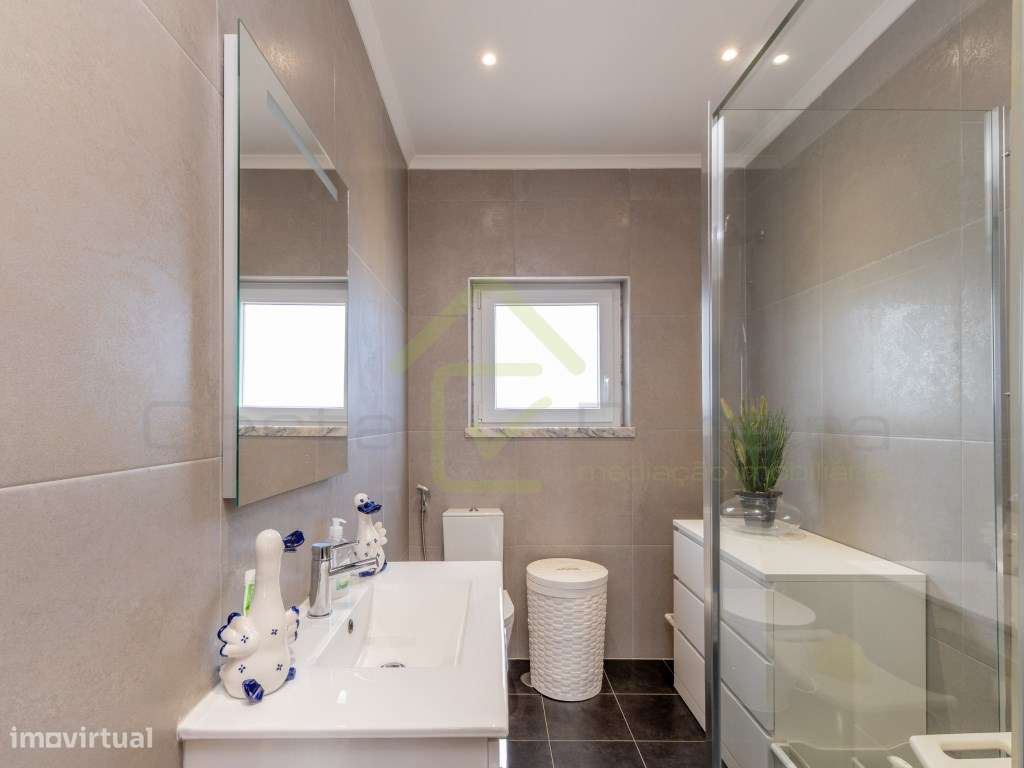 Moradia T4 a minutos dos acessos da A8 e perto das praias de região-31