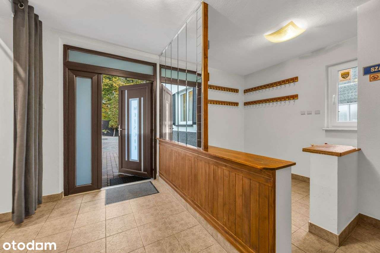 Duży budynek wielofunkcyjny w Łomiankach-3