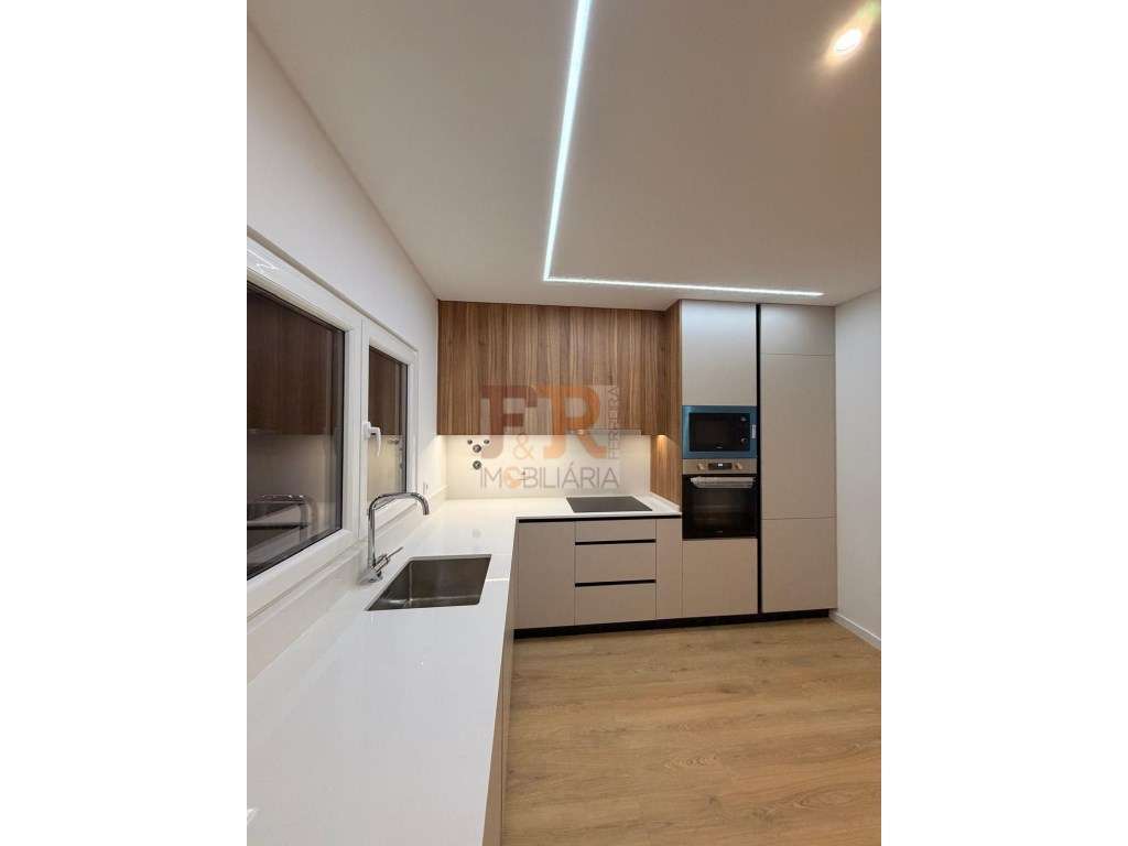 Moradia Geminada Gaveto T3 com Garagem Quinta do Conde-13