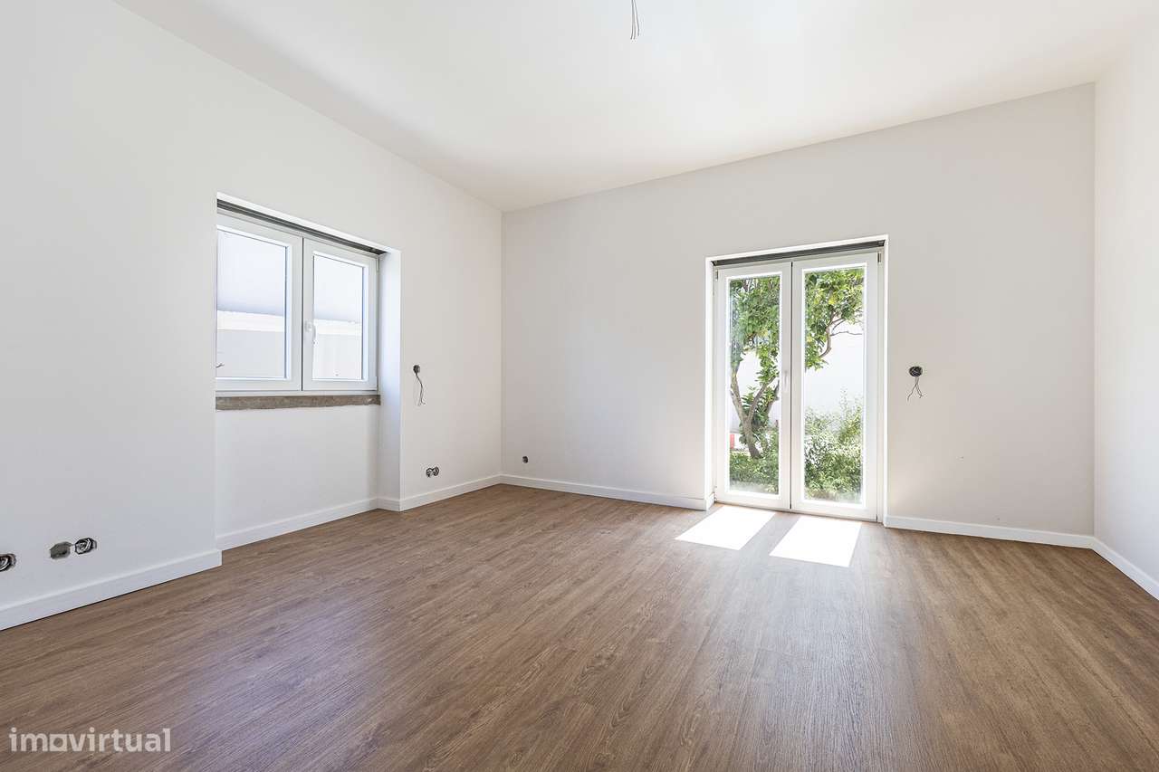 Moradia de Charme Reabilitada no centro da Parede com 434m² de Terreno-36