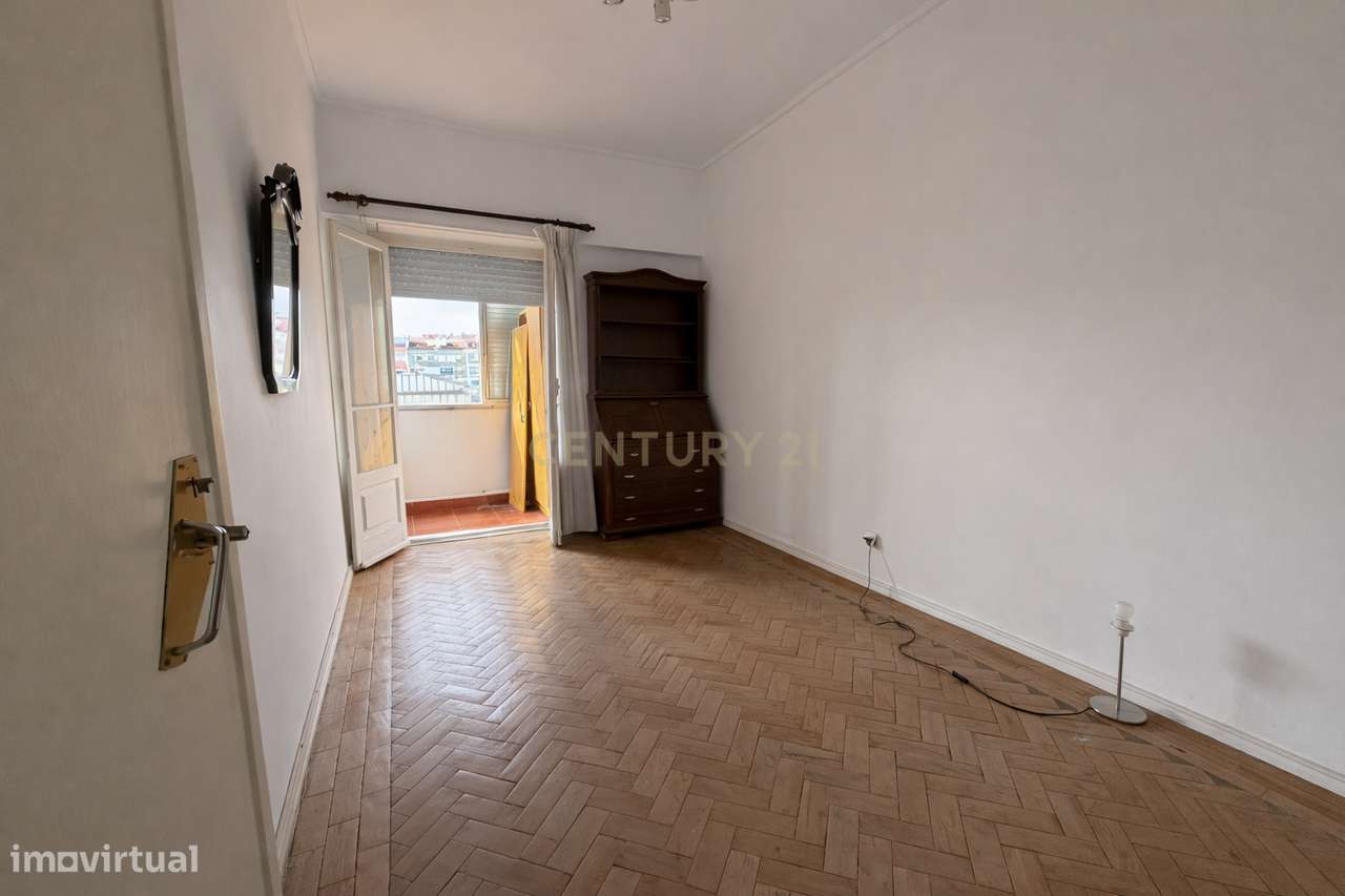 Apartamento T2 com Marquise e Excelente Potencial | Damaia de Cima – A-21