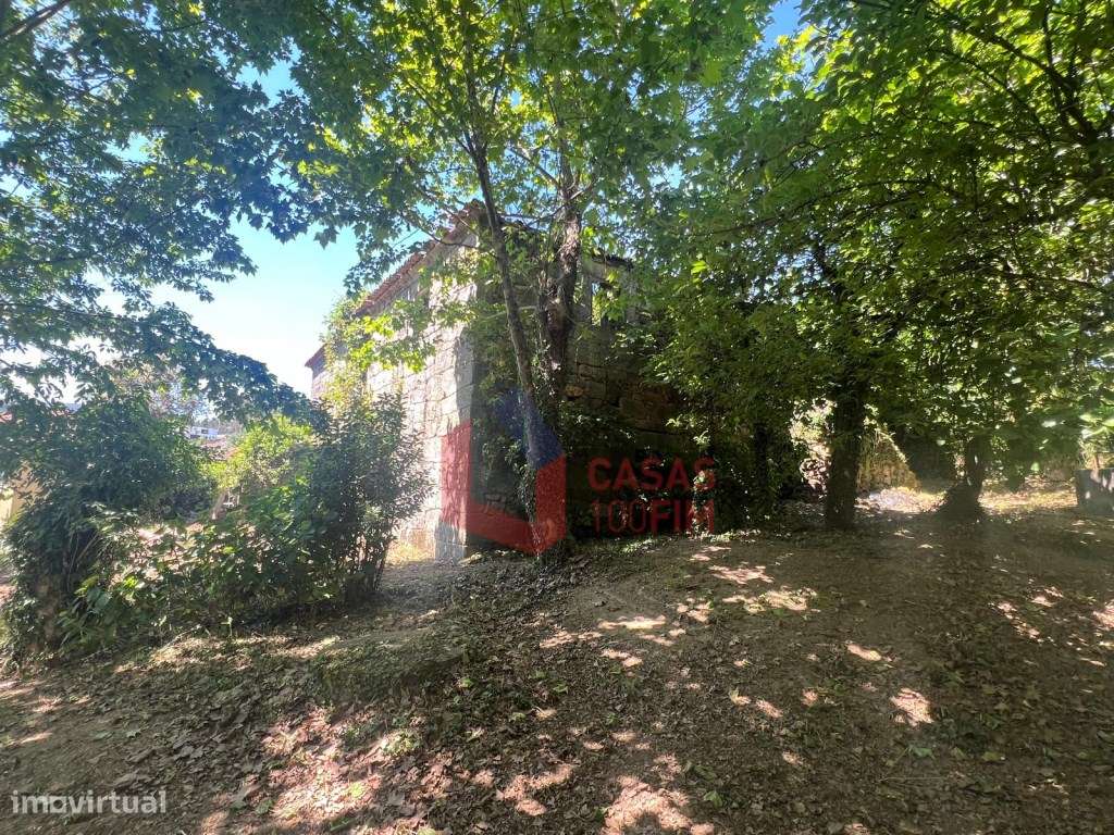 Duas Moradias geminadas para reconstruir inseridas num terreno com ... - Grande imagem: 4/9