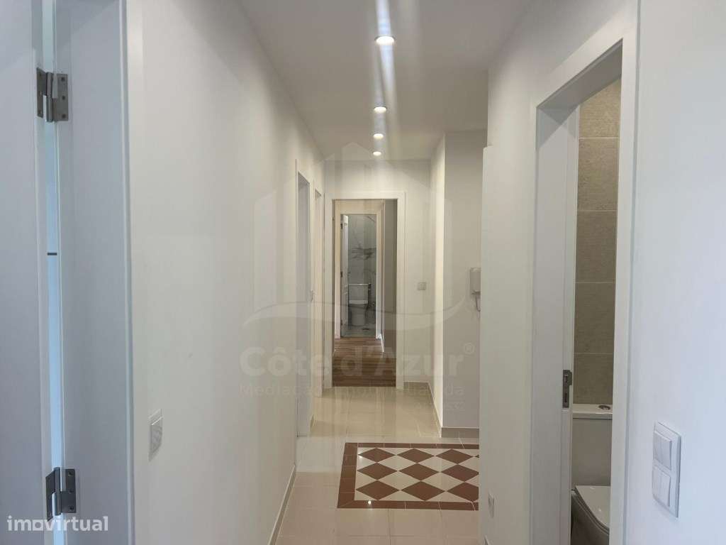 Apartamento T3 Parque da Paz no Feijó com Arrecadação e duas Varandas.-11