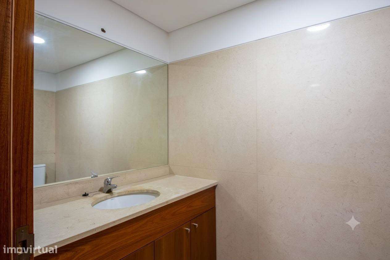 Apartamento T5 com 4 casas de banho e garagem-43