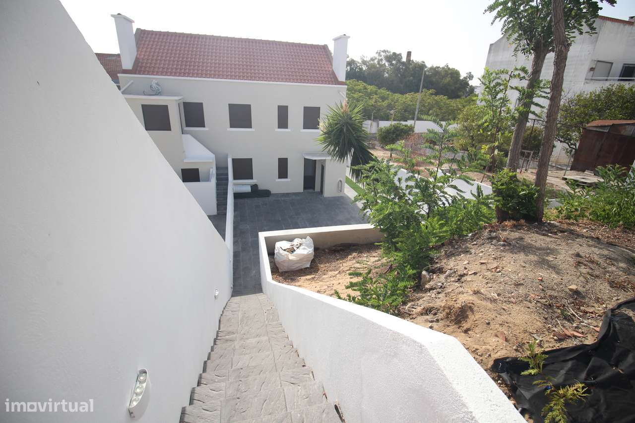 Rc de moradia com Quintal e estacionamento no Seixal-33