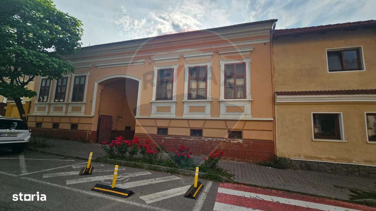Casă / Vilă cu 10 camere de vânzare în zona Ultracentrală Râșnov-2
