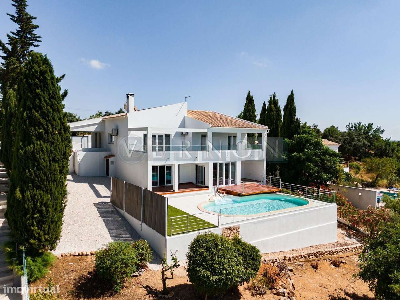 Moradia Renovada T4 com Vista Rio Arade, Piscina e 2.450 m² de Terreno-9