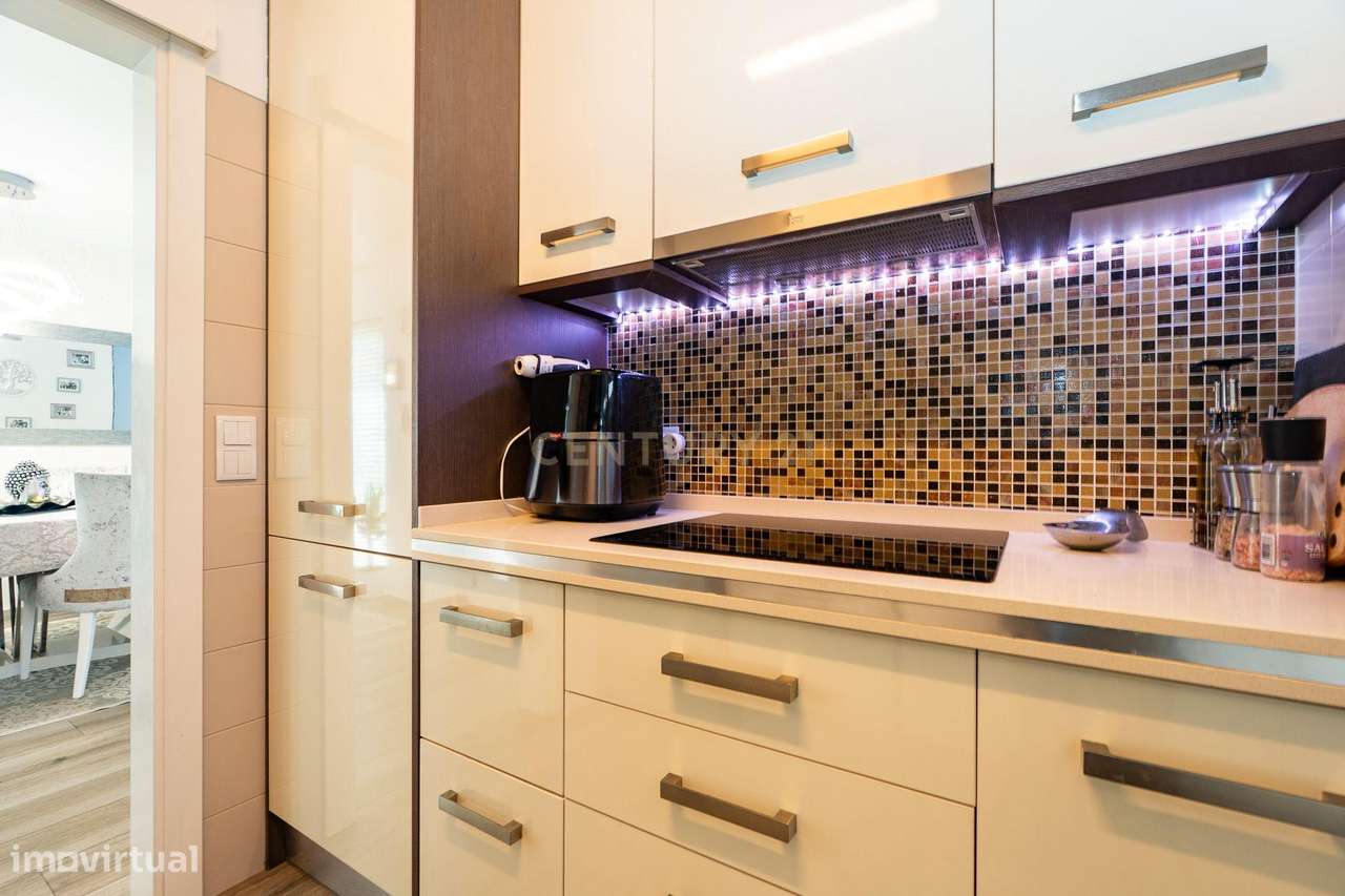 ** Moderna Moradia T4 c/ piscina e rooftop no condomínio privado "Vill-23