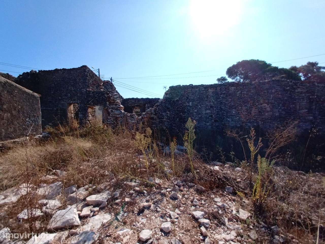 Moradia em ruina com terreno em Maxieira-3