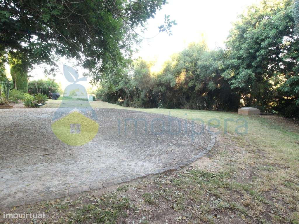 Moradia moderna geminada, está como nova, de dois pisos, localizada...-33