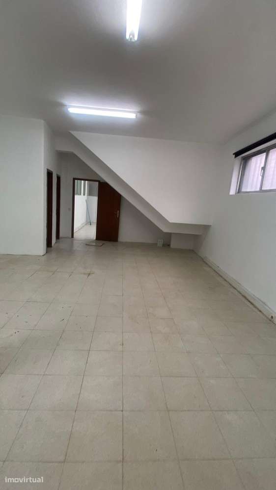 Loja com 123m2 - com contrato de arrendamento, ideal para investidores-9