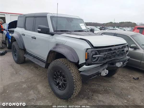 Ford Bronco - 1