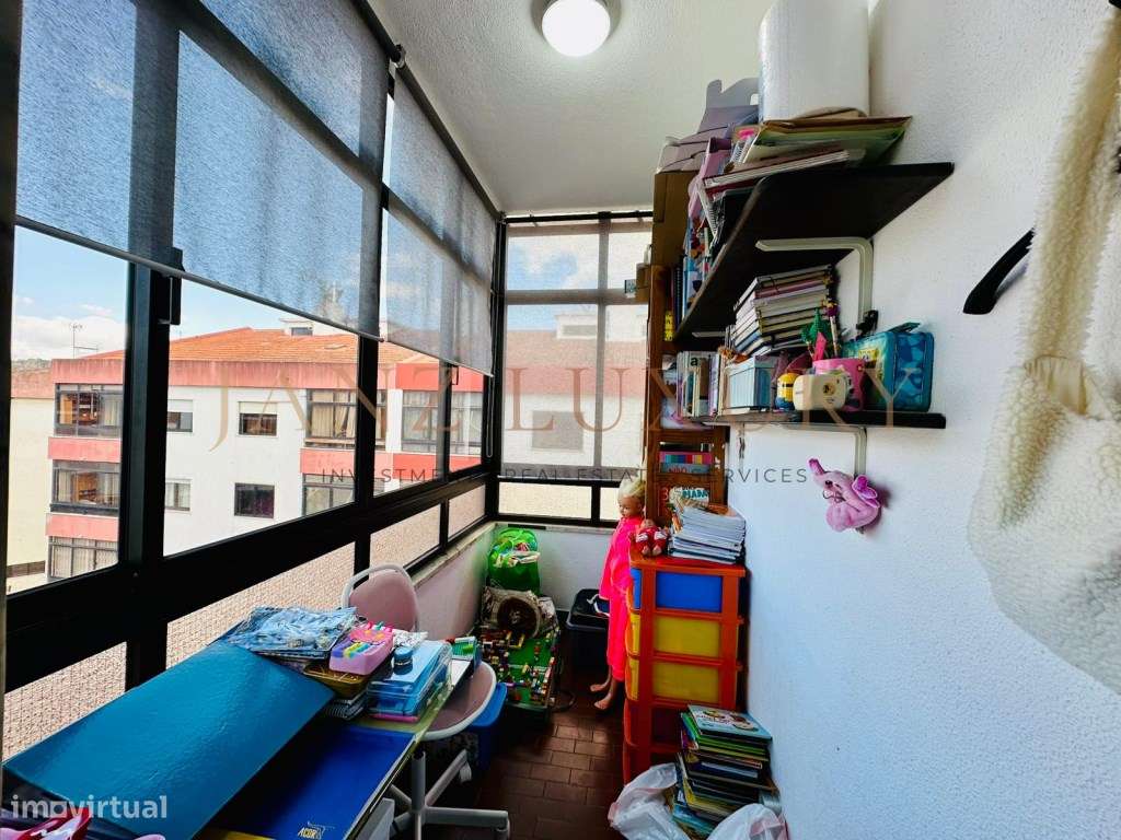 T3 no Estoril com Potencial de Renovação | 2 Varandas, Estacionamen...-11