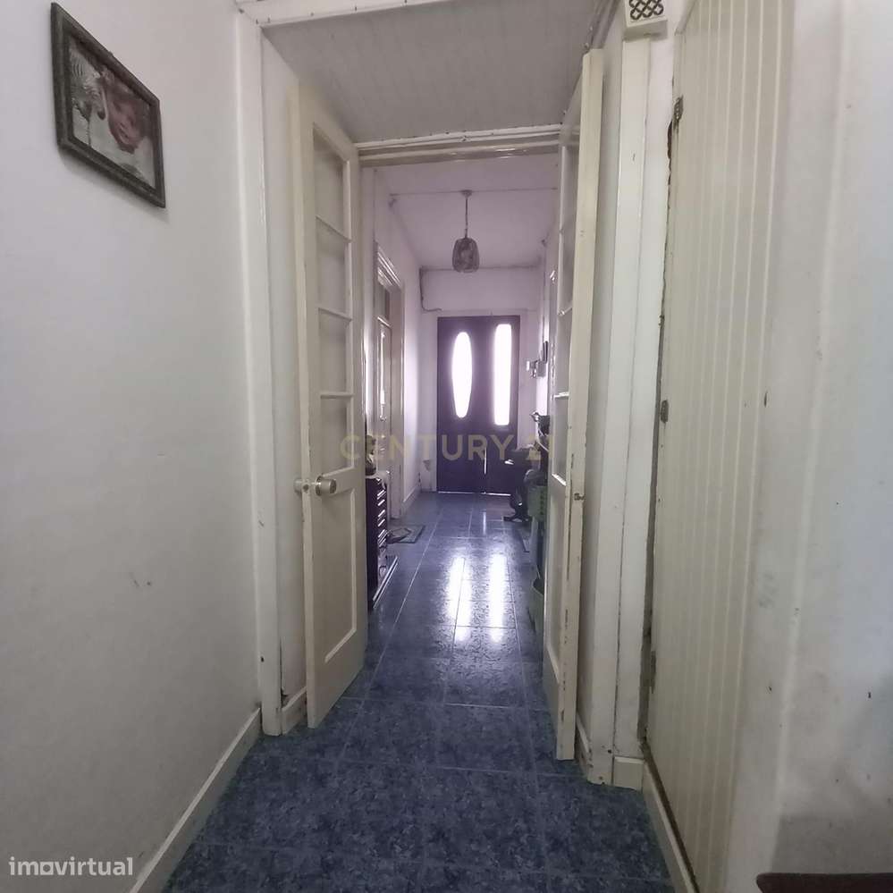 Oportunidade com Potencial – Moradia com Quintal e Estacionamento - Grande imagem: 4/12