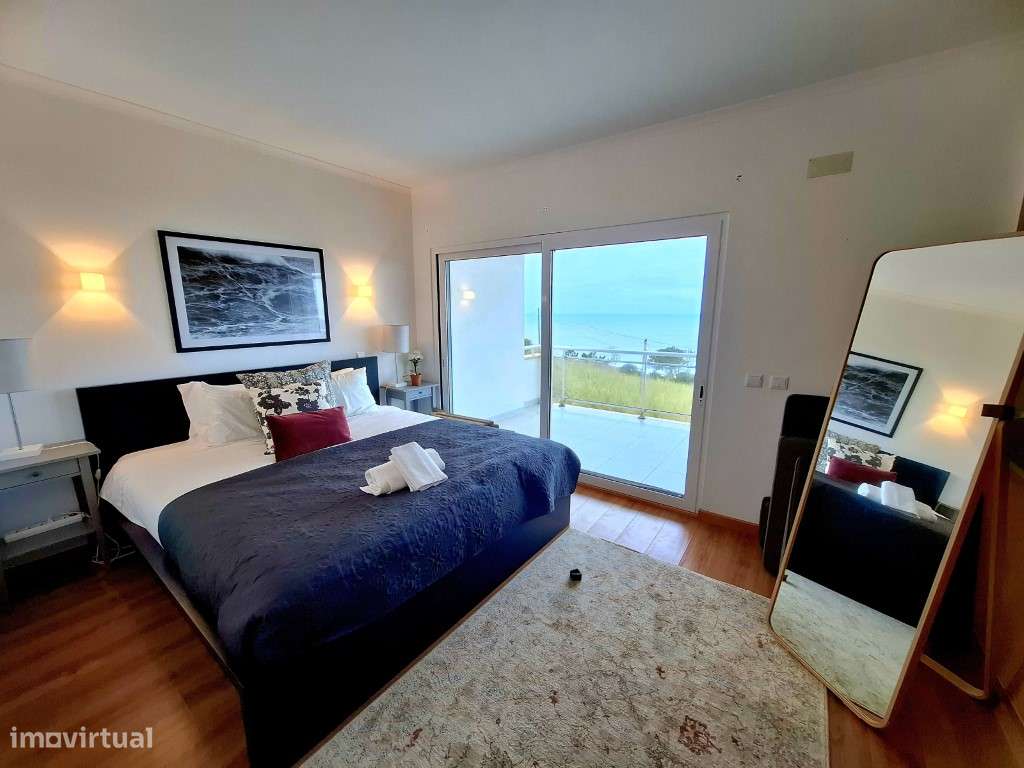 Moradia V2+1 em banda com vista frontal sobre o oceano e as icónica...-9