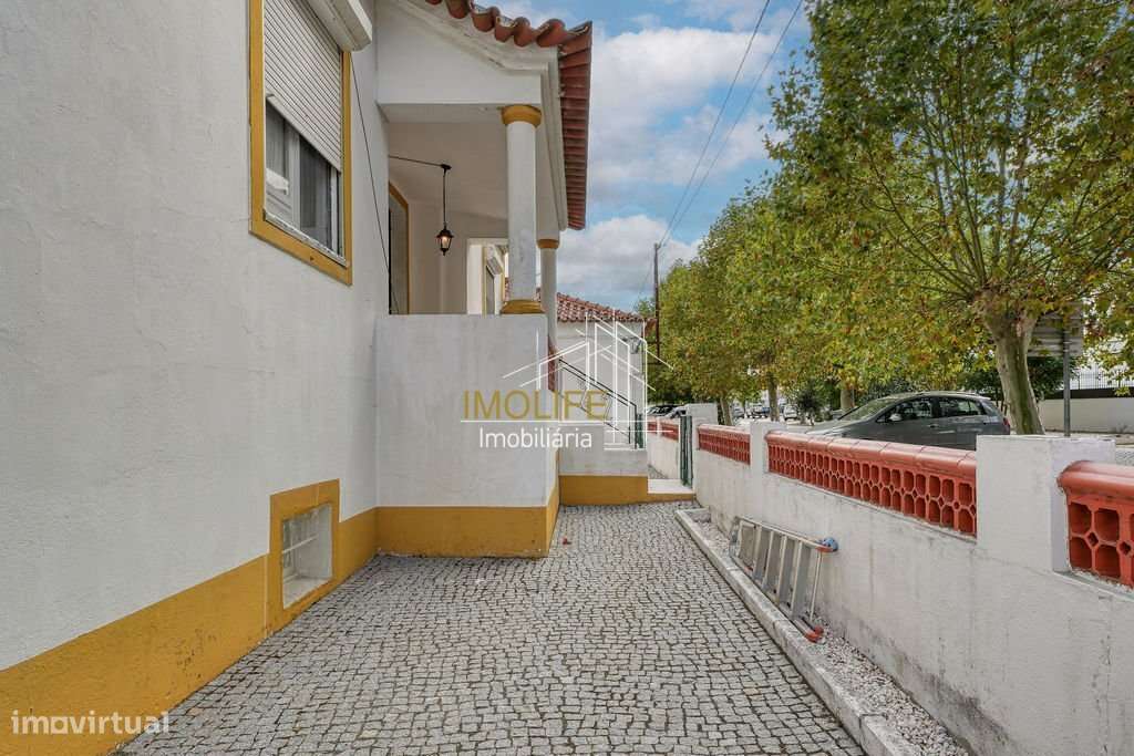 Excelente Moradia com dois pisos no centro do Vimieiro-32
