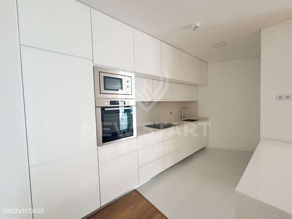 Apartamento T2 Moderno com Varanda e Piscinas no Condomínio Del Mar...-3