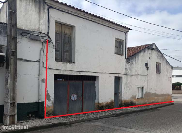 Moradia para restaurar no centro de Valado dos Frades-1