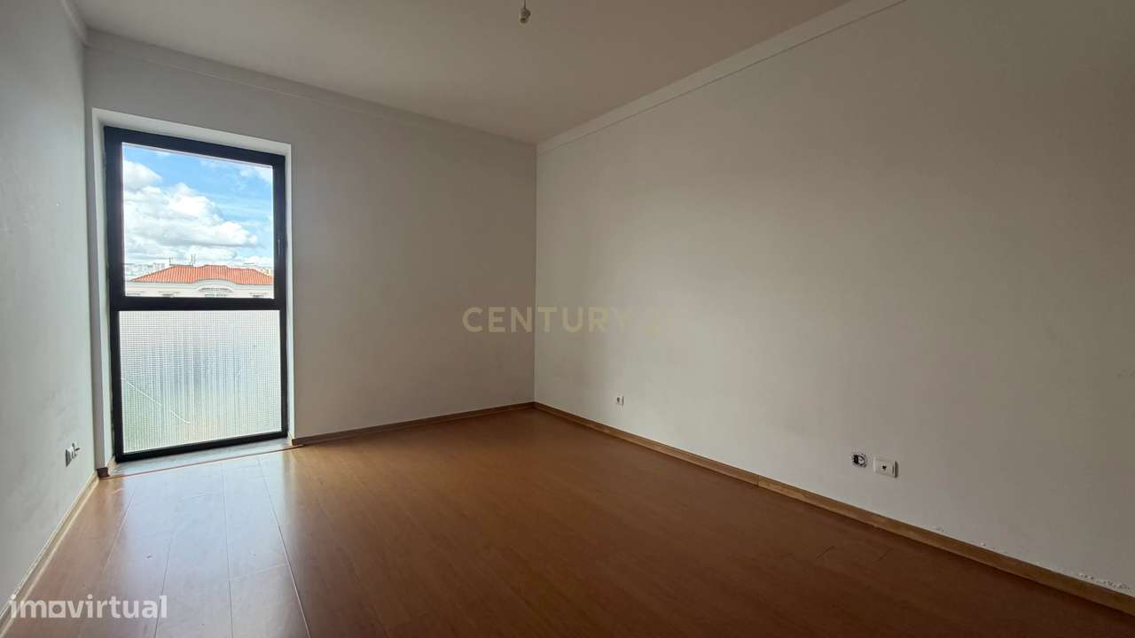 Apartamento T3 com Varanda, Arrecadação e Três Lugares de Parqueamento-11