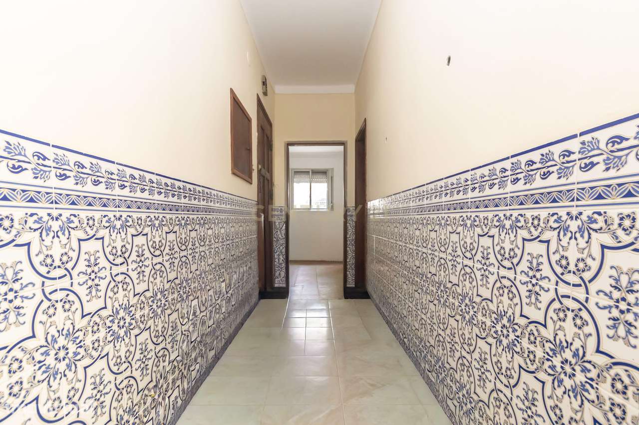 Apartamento com Potencial de Valorização em Almada-14