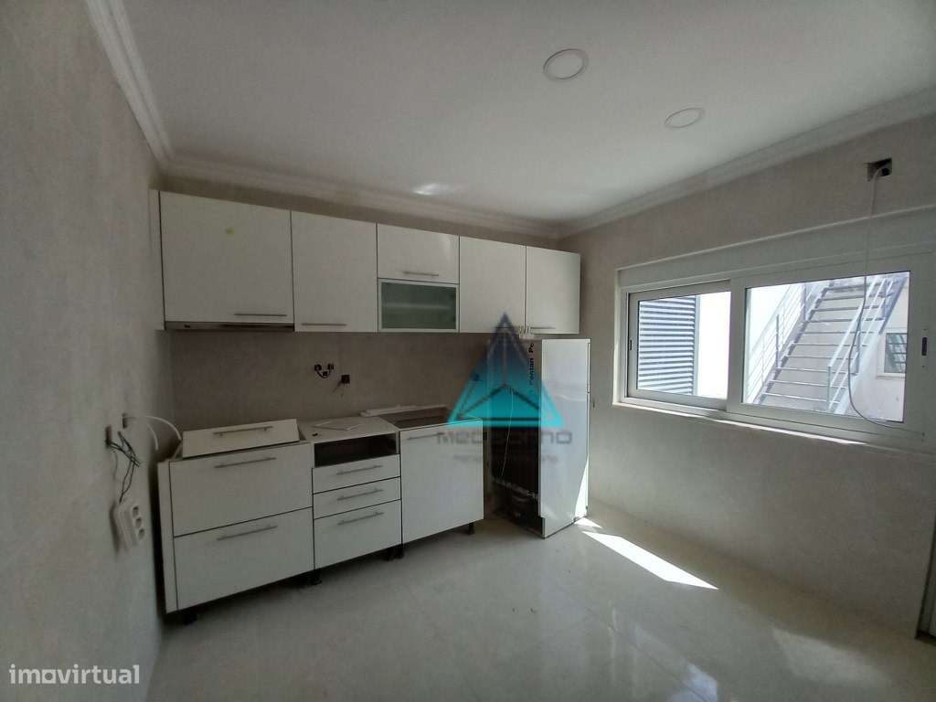 Moradia Geminada T3+2 Remodelada com Terraço, Logradouro e Anexo - ... - Grande imagem: 4/43