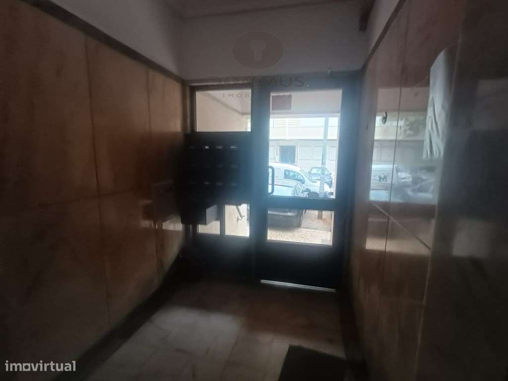 Apartamento T2+1 Remodelado com Logradouro na Falagueira-17