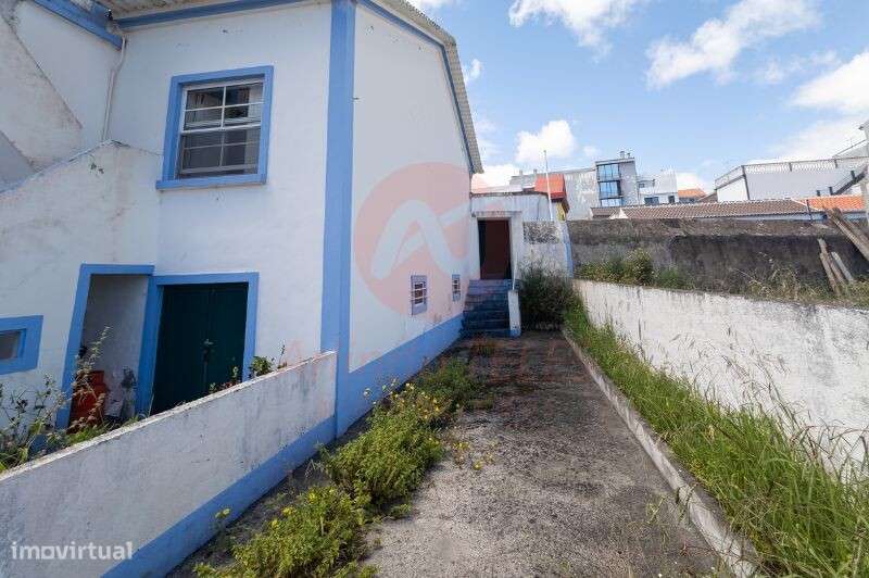 Moradia T3 com Quintal e Vista Panorâmica – A escassos passos da Baía-21
