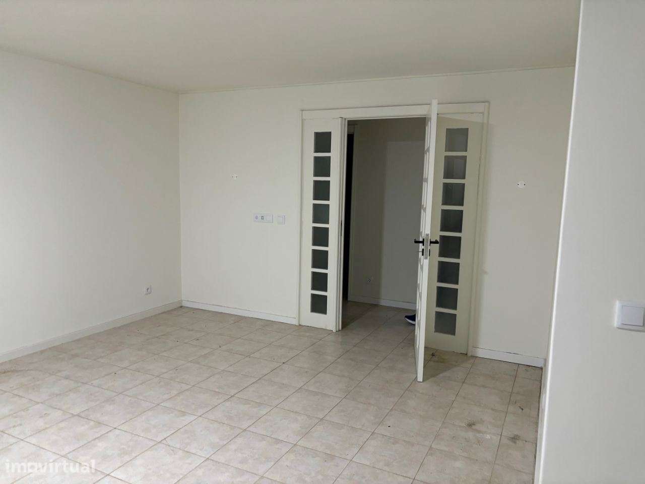 Magnífica Moradia 4 frentes/2 suites/garagem 4 carros/a 350m da praia-17