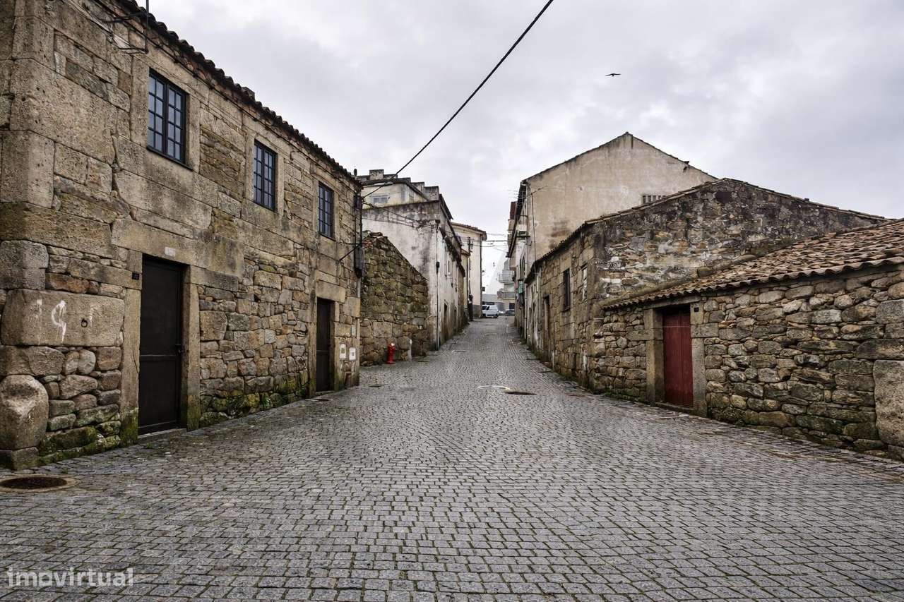 Moradia Tradicional com Antiga Adega para Reabilitação no Centro Histó - Grande imagem: 3/32