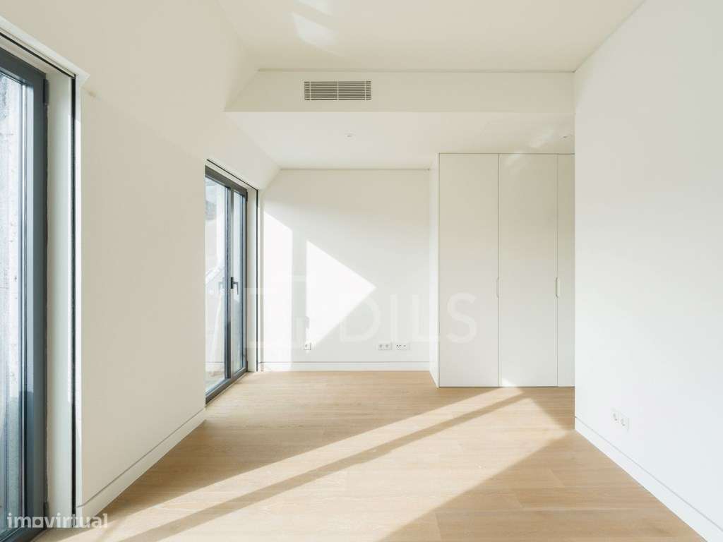 Penthouse T3 com varanda ampla e garagem privada, em Lisboa-29