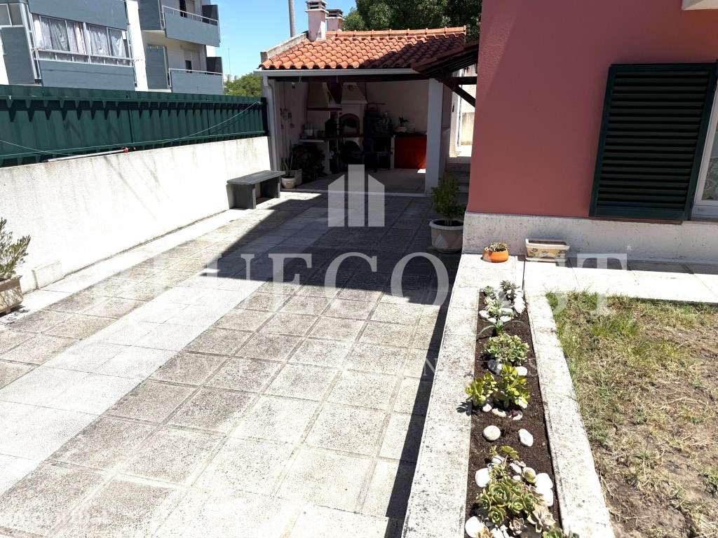 Moradia V4 com 3 Pisos - Espaço e Conforto-54