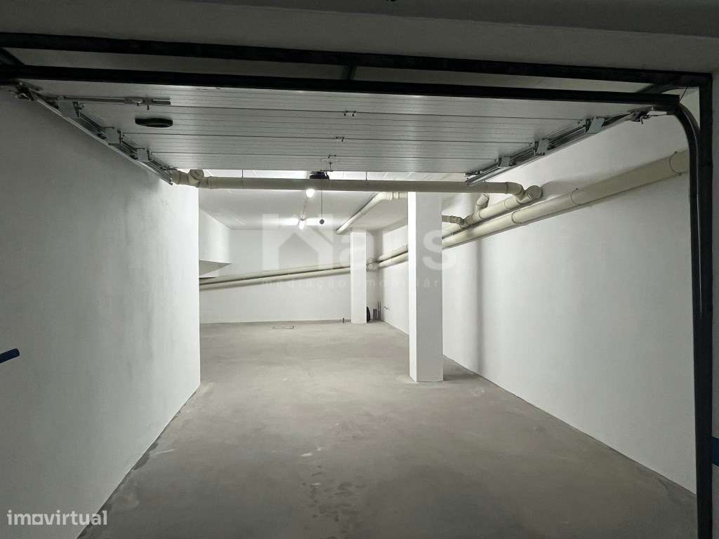 Garagem inserida em cave - Grande imagem: 4/7