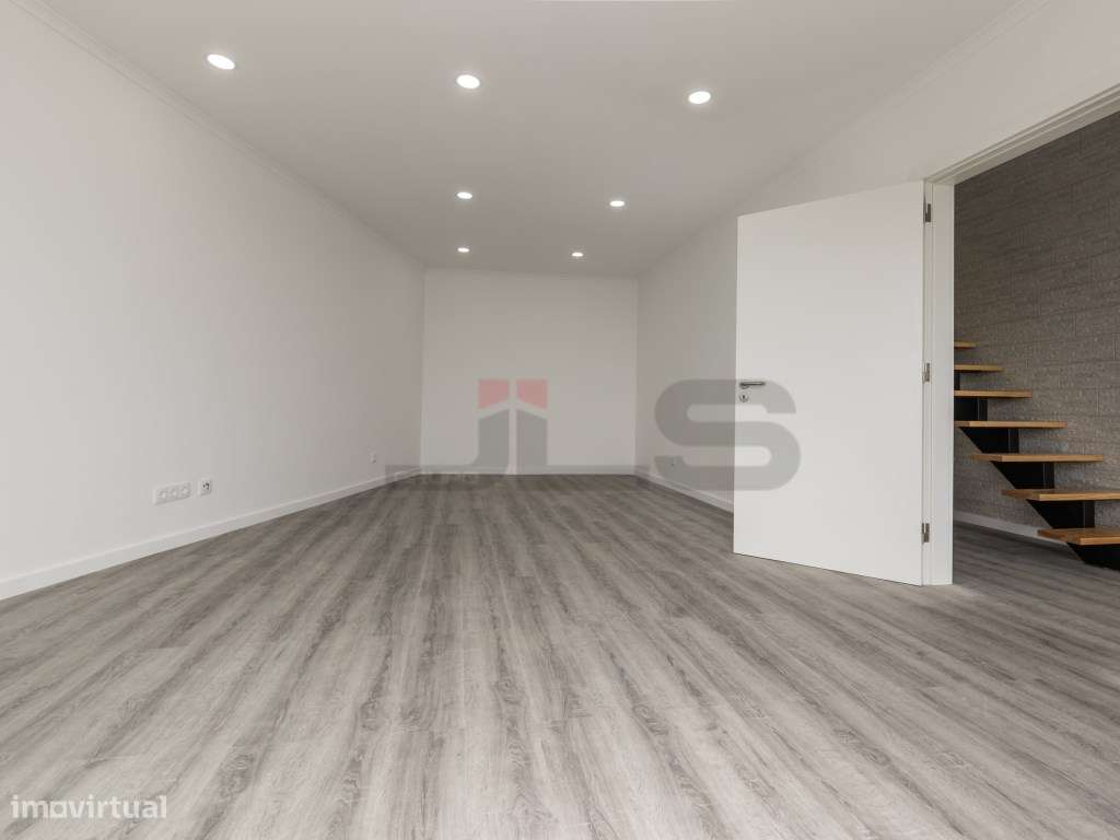 Moradia V1+1 Totalmente Remodelada com Vista Mar em Água de Alto-13