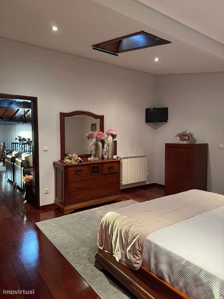 Moradia térrea T4 em pedra com 386m2 e terreno com 6.000m2, anexos.-29