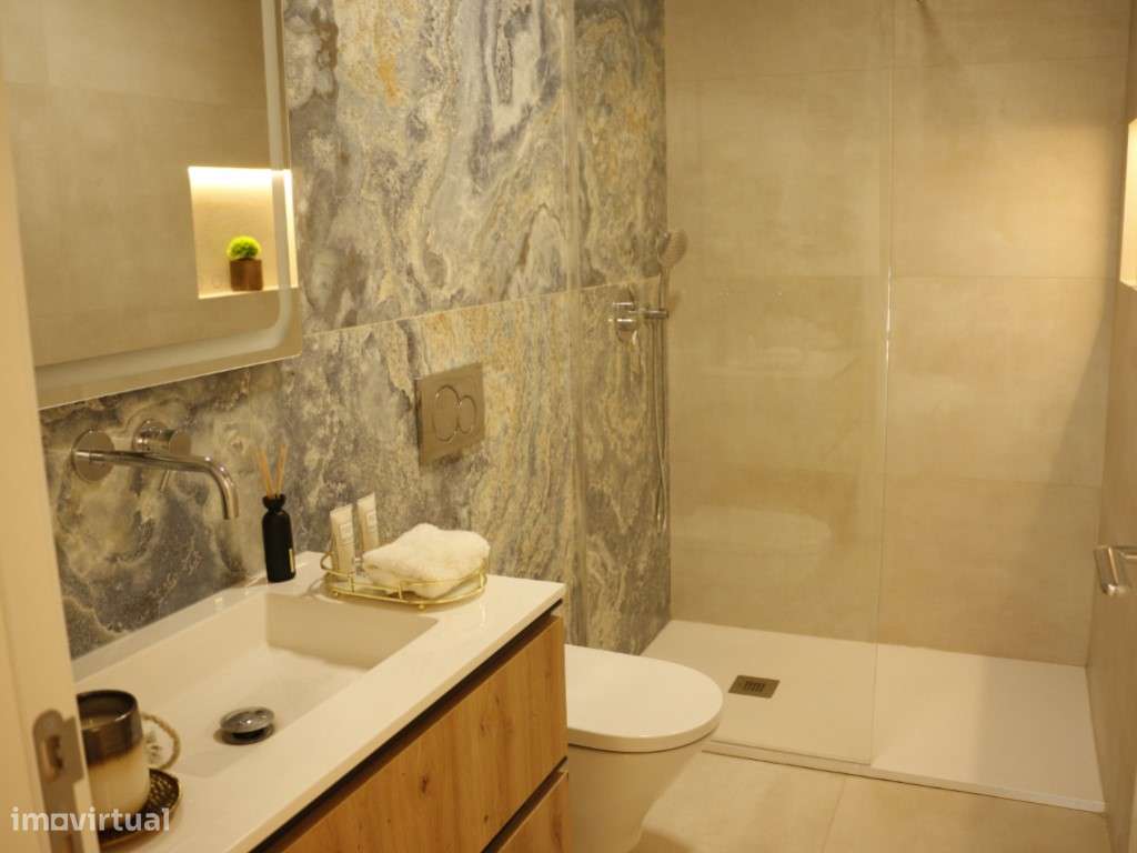 Moradia T4 com Jardim Privado e Piscina na Aroeira-24