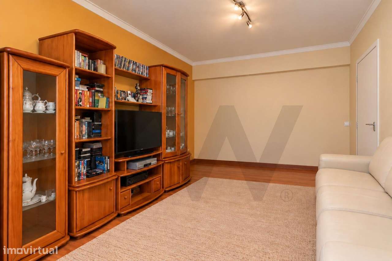 Apartamento T2 na Amora a Um Passo de Tudo | Luminoso e Bem Localizado-1