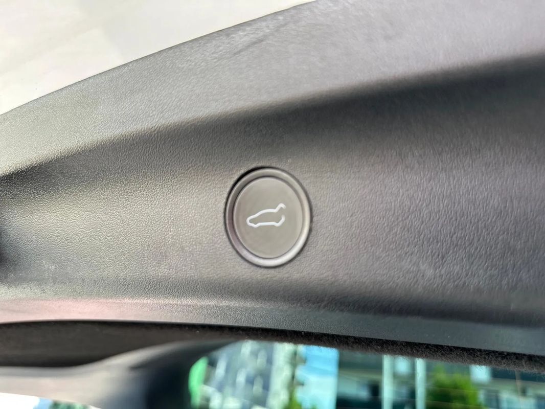 Tesla Model Y Long Range Dual Motor AWD - 32