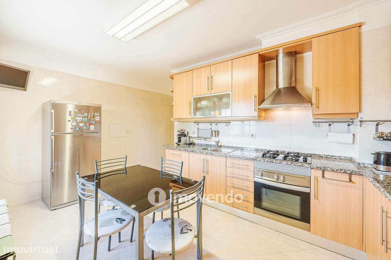 Apartamento T2, com estacionamento e arrecadação, em Vialonga-6