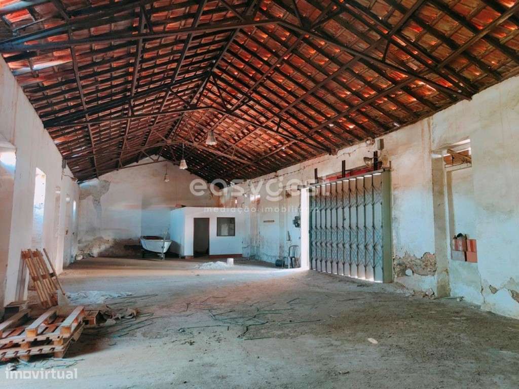 Armazém para recuperar com logradouro no centro de Aljustrel - Grande imagem: 4/11