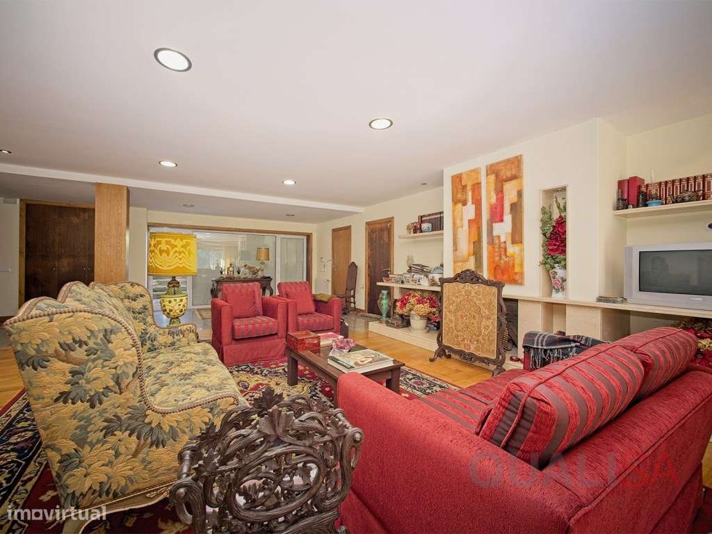 Quinta com moradia e piscina, com área total de 13.655m2 localizada... - Grande imagem: 5/49